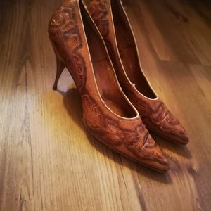 Vintage 1940s Tooled brown leather Spanish Heels